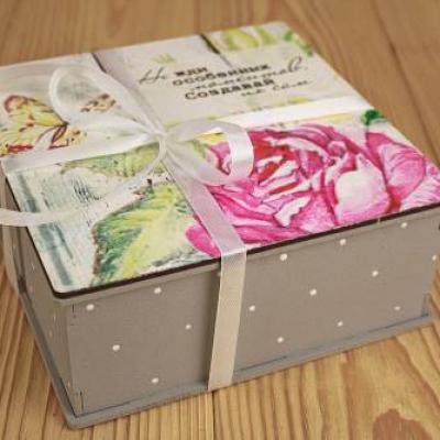 Подарочная коробка деревянная 16.5*16.5*7 см С розой и бабочкой 15217