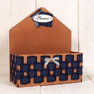 Коробка для цветов оформлена джинсовой тканью 18*6.5*20.5 см 15392