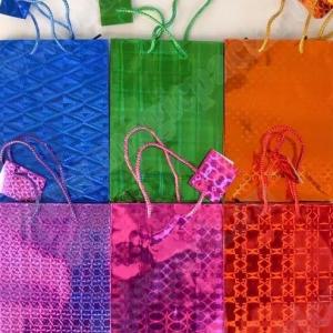 Пакет голографический подарочный бумажный 26х32х12 см Ассорти 58520