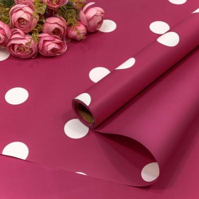 Пленка флористическая матовая в рулоне 58 см*10 м Горошек вишневый 44018в