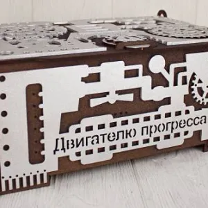 Подарочная коробка деревянная 30.5*22*14 см Двигателю прогресса серебро 150891