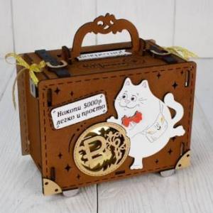 Подарочное кашпо деревянное 15.5*9.5*13.5 см Чемодан с котиком 15429