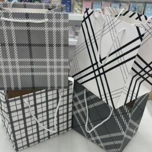 Подарочный пакет люкс бумажный 22х22х16 см 58558