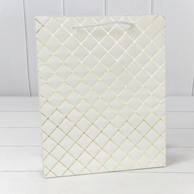 Подарочный пакет люкс бумажный 26х32х10 см Ромб белый 445134