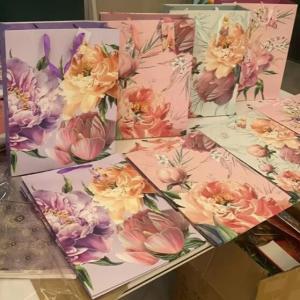 Подарочный пакет люкс бумажный с блестками 26х32х12 см Цветы 58611