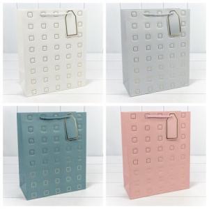 Подарочный пакет люкс бумажный с тиснением 26х32х12 см Квадратики (микс) 445146