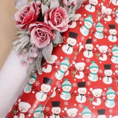 Бумага упаковочная новогодняя глянцевая 70*100 см Друзья-снеговики на красном 10 л/уп 568029