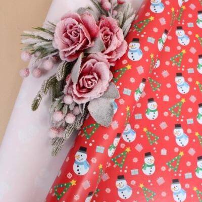 Бумага упаковочная новогодняя глянцевая 70*100 см Снеговик и треуголка на красном 10 л/уп 568027