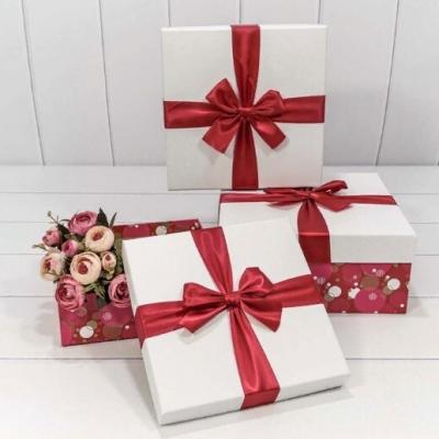 Набор новогодних подарочных коробок 3 в 1 квадрат 24*24*11.5 см Круги 449780