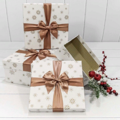 Набор новогодних подарочных коробок 3 в 1 квадрат 24*24*11.5 см Снежинки белый 449779