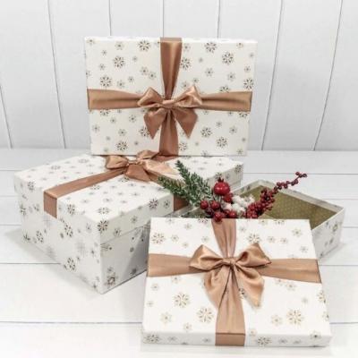 Набор новогодних подарочных коробок 3 в 1 прямоугольник 35*25*12 см Снежинки белый 449771