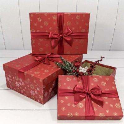 Набор новогодних подарочных коробок 3 в 1 прямоугольник 35*25*12 см Снежинки красный 449774