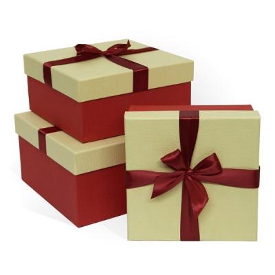Набор подарочных коробок 3 в 1 квадрат 21*21*11 см С бантом тиснение Рогожка слоновая кость/красный 54065