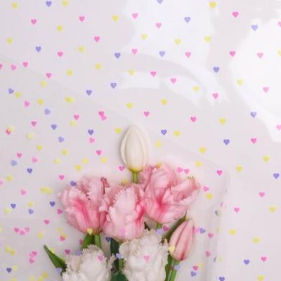 Пленка упаковочная прозрачная с рисунком для цветов и подарков в рулоне Сердечки конфетти 70 см Микс