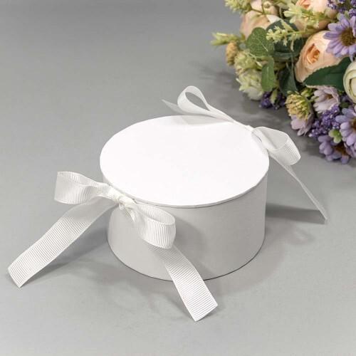 Подарочная коробка круглая 11*6 см Белый с лентами 446965б