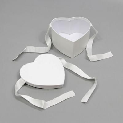 Подарочная коробка сердце 11.4*11.4*6 см С лентами белый 443290