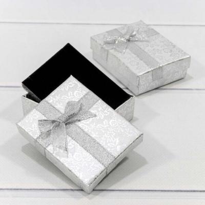 Подарочная коробка ювелирная С бантиком 9*7*3 см Цветы блестящие серебро 440904