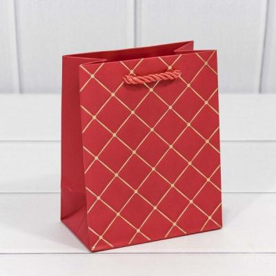 Подарочный пакет люкс бумажный 12*15*7 см Ромб красный 440870