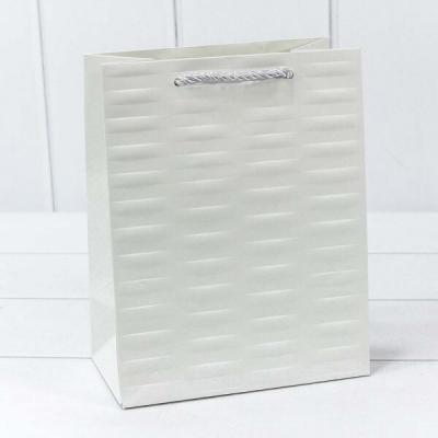 Подарочный пакет люкс бумажный 18х23х10 см Престиж белый 441795