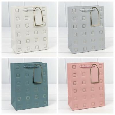 Подарочный пакет люкс бумажный с тиснением 18х23х10 см Квадратики (микс) 441794