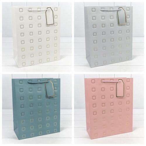 Подарочный пакет люкс бумажный с тиснением 26х32х12 см Квадратики (микс) 445146