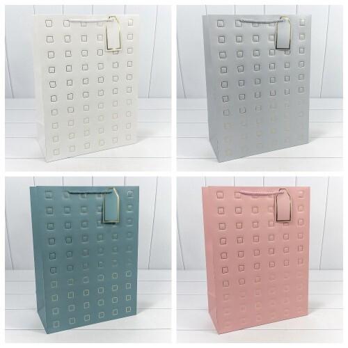 Подарочный пакет люкс бумажный с тиснением 31х42х12 см Квадратики (микс) 445145