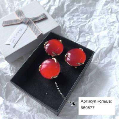Серьги с крупной красной вставкой цвет золото 85016
