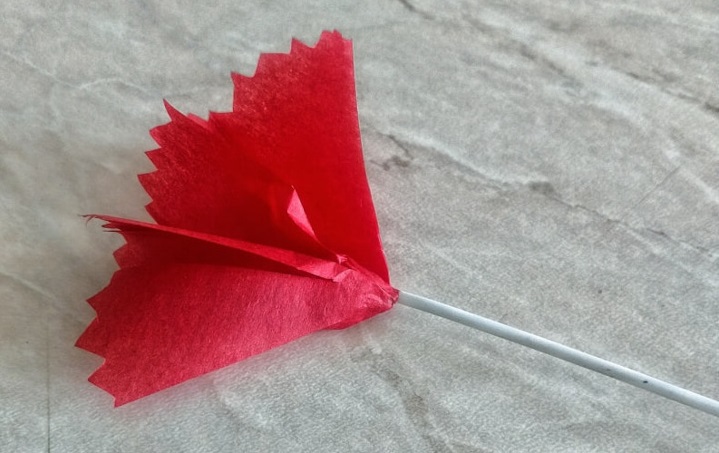 Как сделать гвоздику из цветной бумаги | Бумага, Цветок, Поделки